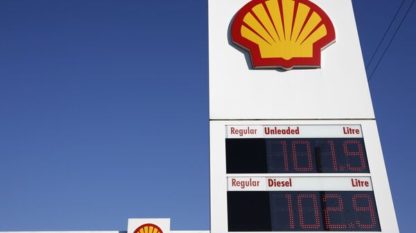 Shell logos are pictured outside a Royal Dutch Shell petrol station in Hook, near Basingstoke on January 20, 2016. - Sputnik International