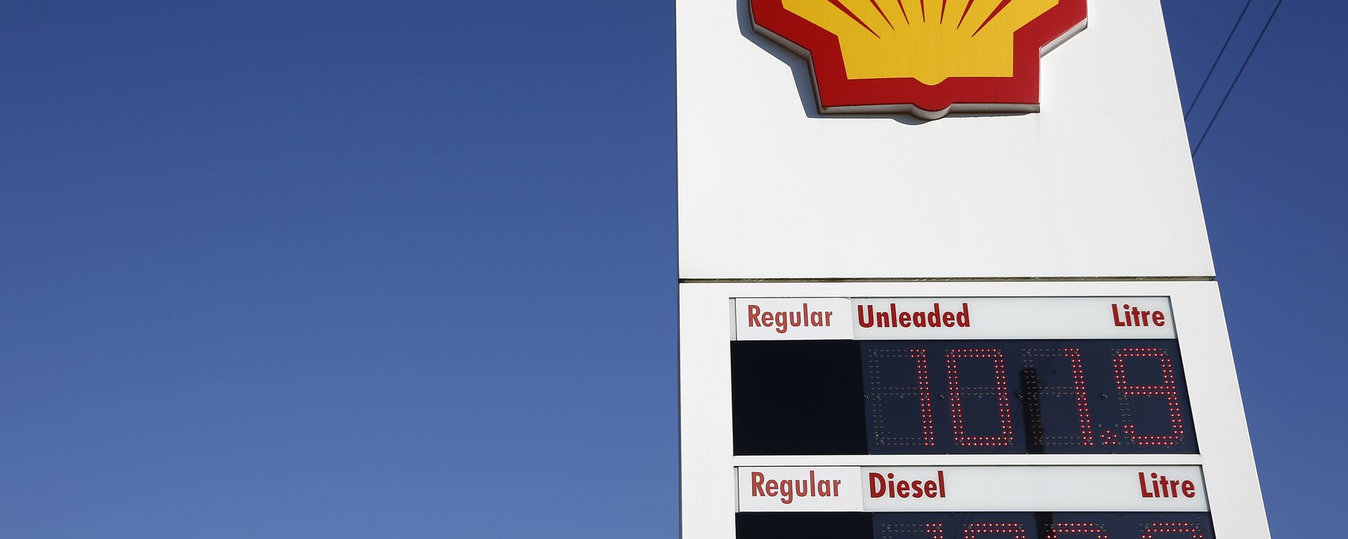 Shell logos are pictured outside a Royal Dutch Shell petrol station in Hook, near Basingstoke on January 20, 2016. - Sputnik International, 1920, 20.09.2019