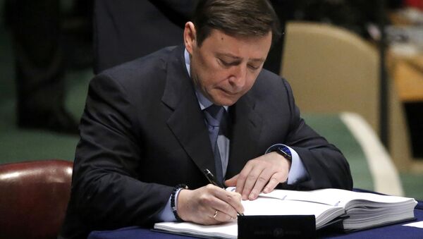 Russian Federation Deputy Prime Minister Alexander Khloponin signs the Paris Agreement on climate change at the United Nations Headquarters in Manhattan, New York, U.S., April 22, 2016 - Sputnik International