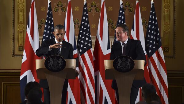 US President Barack Obama (L) talks during a press conference with then Britain's Prime Minister David Cameron (R) at the Foreign and Commonwealth Office in central London on 22 April 2016 following a meeting at Downing Street. - Sputnik International