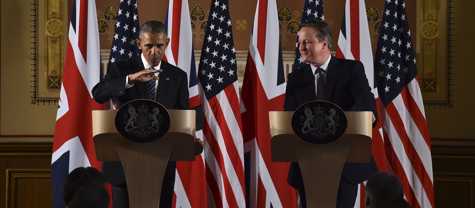 US President Barack Obama (L) talks during a press conference with then Britain's Prime Minister David Cameron (R) at the Foreign and Commonwealth Office in central London on 22 April 2016 following a meeting at Downing Street. - Sputnik International, 1920, 28.03.2021