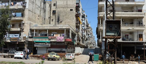 Local citizens continue to live in destroyed buildings in the Salah ad-Din District in Aleppo - Sputnik International
