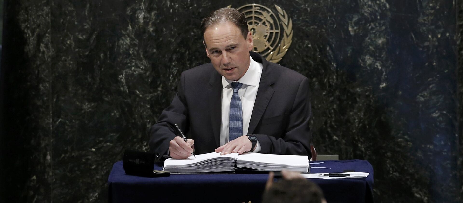Australian Minister of Environment Greg Hunt signs the Paris Agreement on climate change held at the United Nations Headquarters in Manhattan, New York, U.S., April 22, 2016 - Sputnik International, 1920