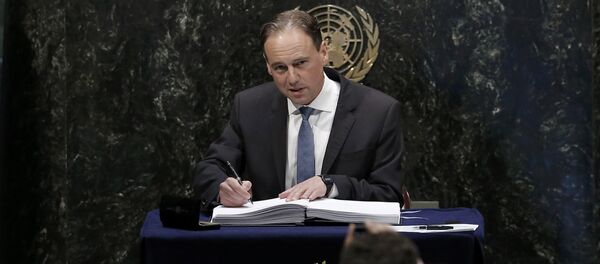 Australian Minister of Environment Greg Hunt signs the Paris Agreement on climate change held at the United Nations Headquarters in Manhattan, New York, U.S., April 22, 2016 - Sputnik International