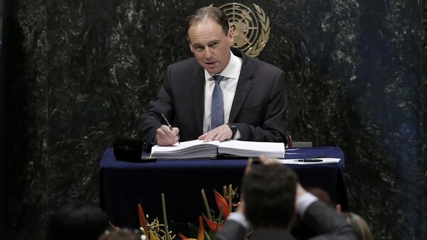 Australian Minister of Environment Greg Hunt signs the Paris Agreement on climate change held at the United Nations Headquarters in Manhattan, New York, U.S., April 22, 2016 - Sputnik International