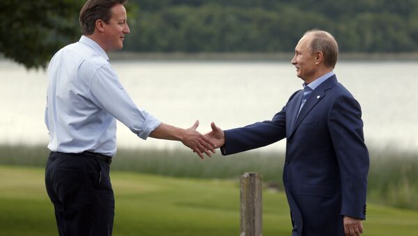 Britain's Prime Minister David Cameron, left, shakes hands with Russian President Vladimir Putin (File) - Sputnik International
