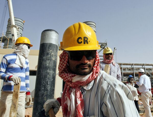 Oil workers are seen at the Khurais oil facility in an area where operations are being expanded, about 60 miles southeast of Riyadh, Saudi Arabia (File) Oil workers are seen at the Khurais oil facility in an area where operations are being expanded, about 60 miles southeast of Riyadh, Saudi Arabia (File) - Sputnik International