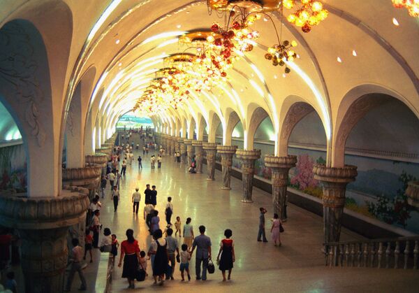 Travelers wait for trains at a subway in Pyongyang, the North Korean capital - Sputnik International
