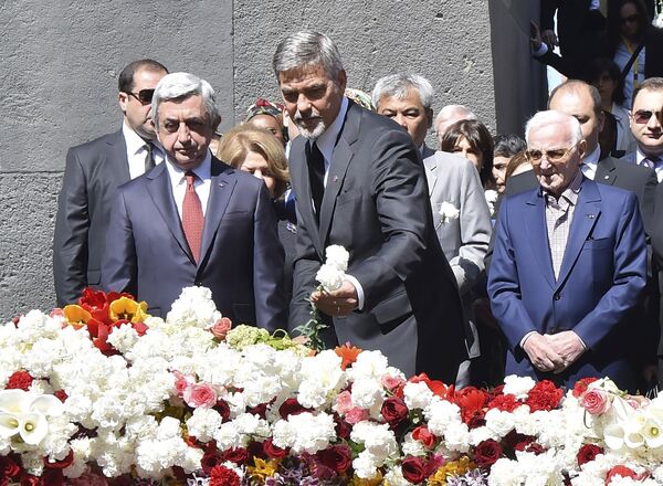 (L-R, front) Armenia's President Serzh Sargsyan, actor George Clooney and singer Charles Aznavour attend a flower-laying ceremony at the Tsitsernakaberd Armenian Genocide Memorial Museum in Yerevan, Armenia, April 24, 2016 - Sputnik International