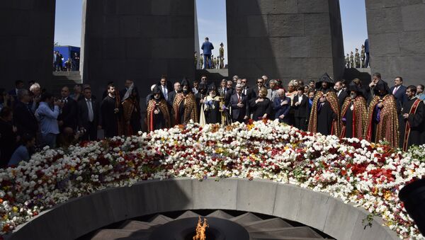 Armenian President Serzh Sarkisian (C,R) and US actor George Clooney (C) attend a ceremony at the Genocide Memorial in Yerevan on April 24, 2016 - Sputnik International