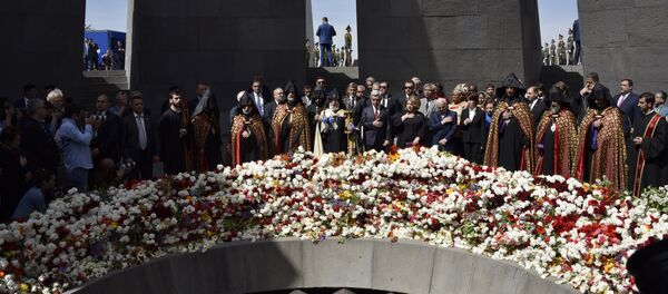 Armenian President Serzh Sarkisian (C,R) and US actor George Clooney (C) attend a ceremony at the Genocide Memorial in Yerevan on April 24, 2016 Armenian President Serzh Sarkisian (C,R) and US actor George Clooney (C) attend a ceremony at the Genocide Memorial in Yerevan on April 24, 2016 - Sputnik International