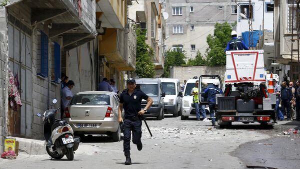 A riot police officer runs away from the site after two rockets hit the Turkish town of Kilis near the Syrian border, Turkey, April 24, 2016 - Sputnik International