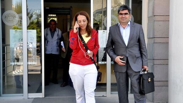 Dutch journalist Ebru Umar (L) and her lawyer leave Kusadasi's police building on April 24, 2016 in Izmir after she was briefly detained earlier in the day by Turkish police after sending tweets deemed critical of President Recep Tayyip Erdogan, according to her Twitter account - Sputnik International