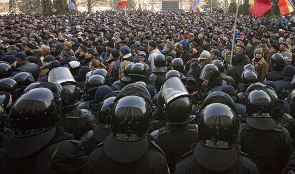 Riot police officers stand in line in front of protesters, some wanting closer links to Russia, others demanding a crackdown on corruption, outside the parliament in Chisinau, Moldova, Thursday, Jan. 21, 2016. The country has faced regular protests since early 2015. Riot police officers stand in line in front of protesters, some wanting closer links to Russia, others demanding a crackdown on corruption, outside the parliament in Chisinau, Moldova, Thursday, Jan. 21, 2016. The country has faced regular protests since early 2015. - Sputnik International