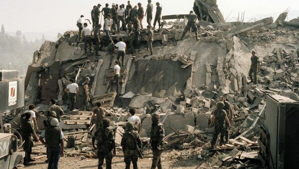 Rescue workers remove the body of a U.S. Marine from the rubble of the Marine Battalion headquarters at Beirut airport, Oct. 23, 1983 - Sputnik International