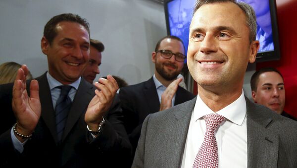 Presidential candidate Norbert Hofer (R) and head of the Austrian Freedom party Heinz-Christian Strache (L) react at the party headquarter in Vienna, Austria, April 24, 2016 - Sputnik International