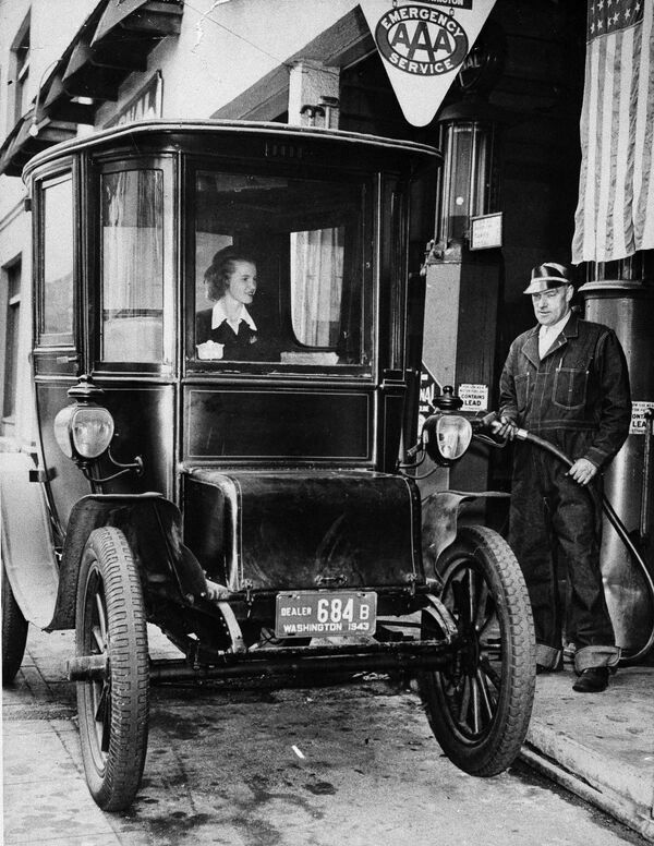 Gas rationing doesn't bother Mave Olds, shown in her 1911 Baker Electric car, in Tacoma, Wash., June 27, 1943 - Sputnik International