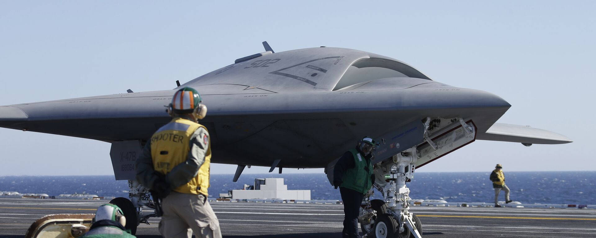 Flight deck crew preparing to launch the X-47B, an experimental unmanned drone aircraft, aboard the USS Theodore Rosevelt, off the coast of Virginia, Sunday, Nov. 10, 2013 - Sputnik International, 1920, 30.08.2023