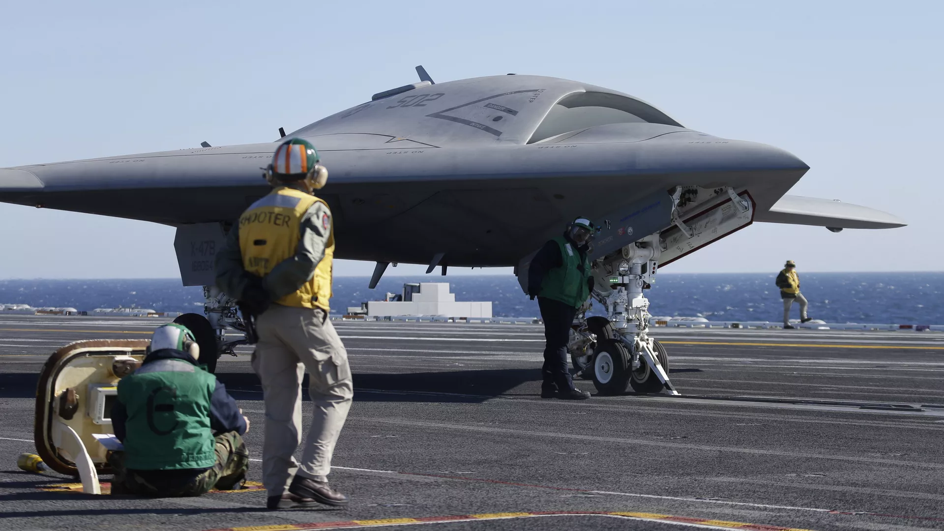 Flight deck crew preparing to launch the X-47B, an experimental unmanned drone aircraft, aboard the USS Theodore Rosevelt, off the coast of Virginia, Sunday, Nov. 10, 2013 - Sputnik International, 1920, 30.08.2023