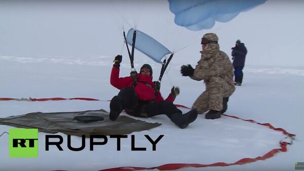 Russian skydivers conduct first ever North Pole precision landing - Sputnik International