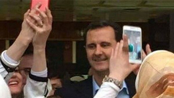 Syrians take photos of President Assad - Sputnik International