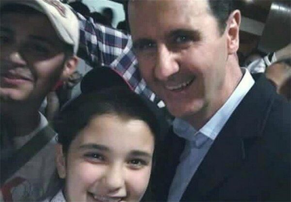 A kid takes a selfie with President Assad  - Sputnik International