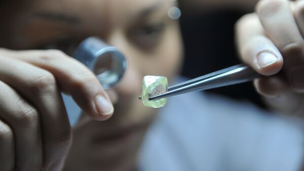 Diamonds appraisal experts work at an ALROSA facility in Mirny, Republic of Sakha (Yakutia) - Sputnik International