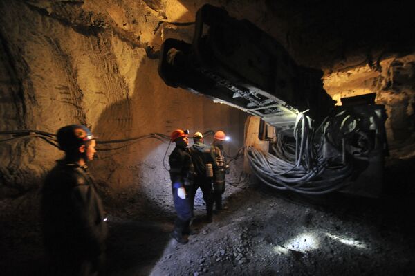 Extracting diamond-bearing kimberlite ore at ALROSA's Internatsionalny diamond field in Mirny, Republic of Sakha (Yakutia) Extracting diamond-bearing kimberlite ore at ALROSA's Internatsionalny diamond field in Mirny, Republic of Sakha (Yakutia) - Sputnik International