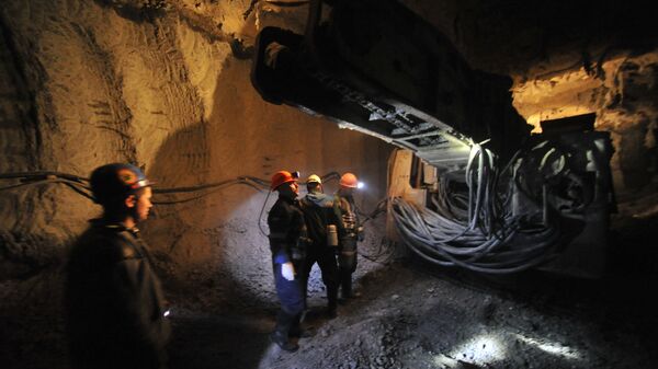 Extracting diamond-bearing kimberlite ore at ALROSA's Internatsionalny diamond field in Mirny, Republic of Sakha (Yakutia) - Sputnik International