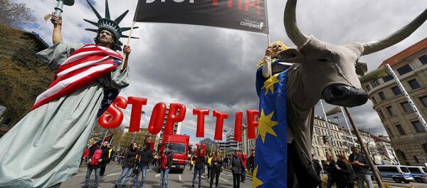 Protesters depicting Statue of Liberty (L) and Europa on the bull take part in a demonstration against Transatlantic Trade and Investment Partnership (TTIP) free trade agreement ahead of US President Barack Obama's visit in Hanover, Germany April 23, 2016 - Sputnik International