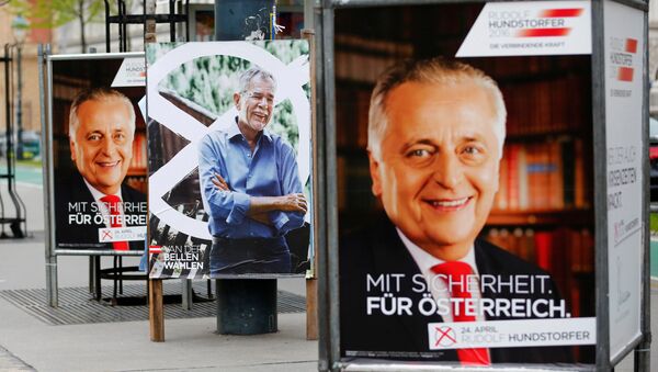 Election campaign posters of presidential candidates, Alexander Van der Bellen supported by the Green Party (C), and Rudolf Hundstorfer supported by the Social Democrats (SPOe), are seen in Vienna, Austria, April 11, 2016 - Sputnik International
