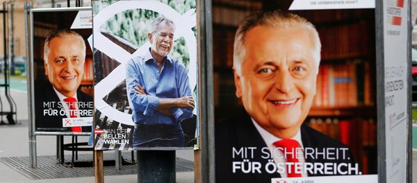 Election campaign posters of presidential candidates, Alexander Van der Bellen supported by the Green Party (C), and Rudolf Hundstorfer supported by the Social Democrats (SPOe), are seen in Vienna, Austria, April 11, 2016 - Sputnik International