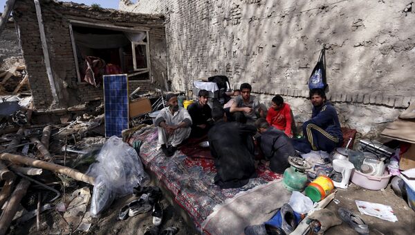 Residents have lunch inside their damaged house after yesterday's suicide car bomb attack on a government security building in Kabul, Afghanistan, April 20, 2016. - Sputnik International