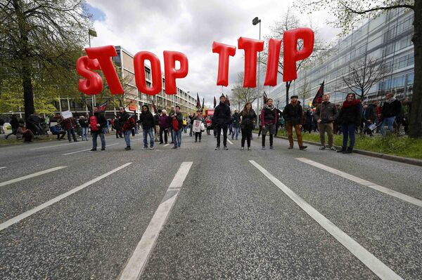 Protesters demonstrate against Transatlantic Trade and Investment Partnership (TTIP) free trade agreement ahead of U.S. President Barack Obama's visit in Hanover, Germany April 23, 2016 - Sputnik International