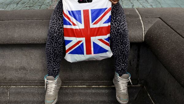 A woman holds a Union Flag shopping bag in London, Britain April 23, 2016 - Sputnik International