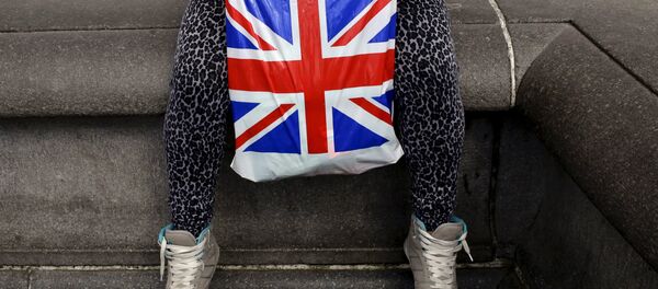 A woman holds a Union Flag shopping bag in London, Britain April 23, 2016. Britain will hold a referendum in June over whether it wants to remain part of the 28-member European Union. - Sputnik International