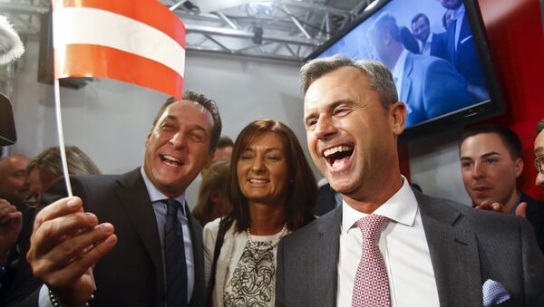 Presidential candidate Norbert Hofer (R) and head of the Austrian Freedom party Heinz-Christian Strache (L) react at the party headquarter in Vienna, Austria, April 24, 2016. - Sputnik International