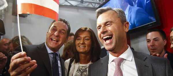 Presidential candidate Norbert Hofer (R) and head of the Austrian Freedom party Heinz-Christian Strache (L) react at the party headquarter in Vienna, Austria, April 24, 2016. - Sputnik International