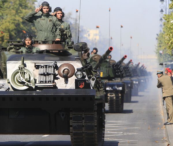 Polish army soldiers salute as tanks roll on one of the city's main streets during a military parade celebrating the Polish Army Day in Warsaw, Poland, August 15, 2015. - Sputnik International