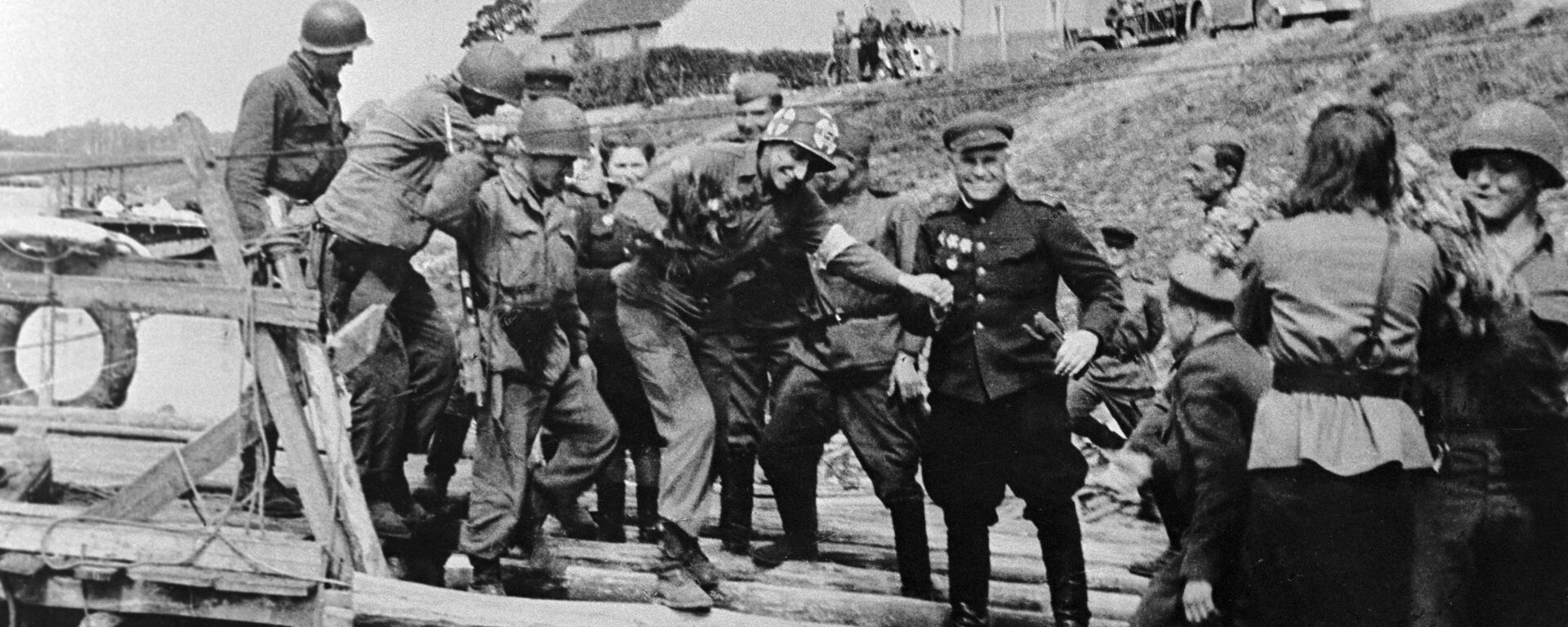 Soviet and American soldiers meet on Elbe  - Sputnik International, 1920, 11.11.2021