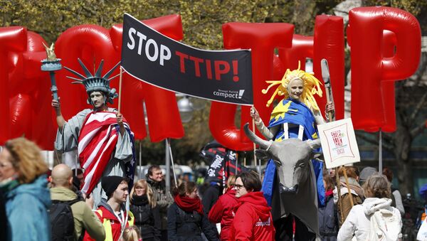Protesters depicting Statue of Liberty (L) and Europa on the bull take part in a demonstration against Transatlantic Trade and Investment Partnership (TTIP) free trade agreement ahead of U.S. President Barack Obama's visit in Hannover, Germany April 23, 2016 - Sputnik International