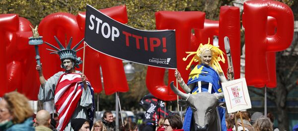 Protesters depicting Statue of Liberty (L) and Europa on the bull take part in a demonstration against Transatlantic Trade and Investment Partnership (TTIP) free trade agreement ahead of U.S. President Barack Obama's visit in Hannover, Germany April 23, 2016 - Sputnik International