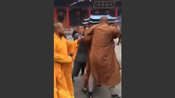Monks fight over donation money - Sputnik International