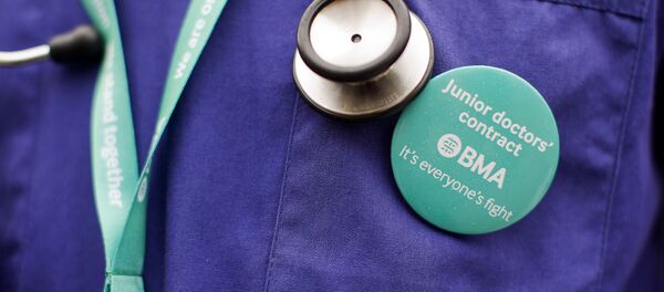 Junior doctors protest outside St Thomas' Hospital in central London on April 6, 2016, against proposed new conditions and pay rates for working unsociable hours. Junior doctors protest outside St Thomas' Hospital in central London on April 6, 2016, against proposed new conditions and pay rates for working unsociable hours. - Sputnik International