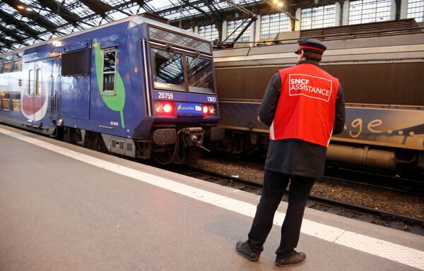 A staff member of French state-owned railway company SNCF stands on a platform inside the Gare de Lyon railway station in Paris, France, April 26, 2016 during a one-day strike by French railway unions workers to protest working conditions and wages.  - Sputnik International