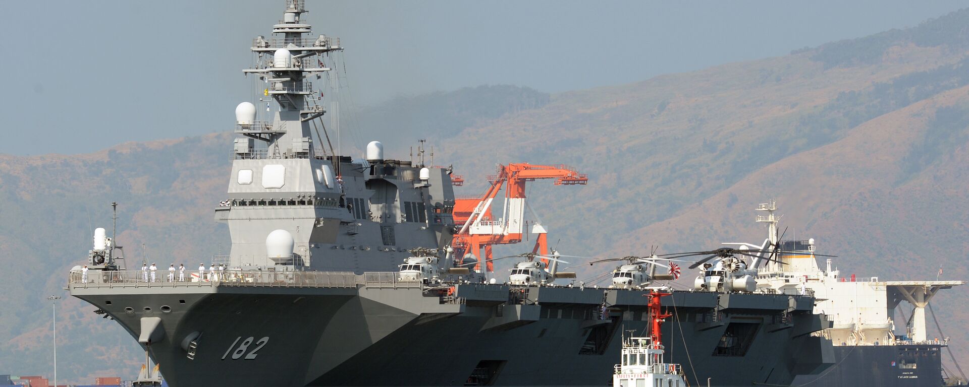 Japanese helicopter carrier Ise is towed as it prepares to dock at the former US naval base, Subic port, north of Manila on April 26, 2016. - Sputnik International, 1920, 29.05.2023
