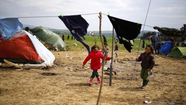 Children play during heavy winds at a makeshift camp for migrants and refugees at the Greek-Macedonian border near the village of Idomeni, Greece, April 11, 2016. - Sputnik International