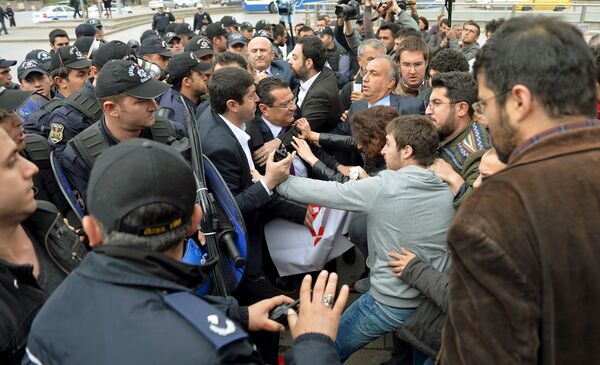 Riot police scuffle with demonstrators during a protest against parliament speaker Ismail Kahraman, outside the Turkish parliament in Ankara, Turkey April 26, 2016. - Sputnik International
