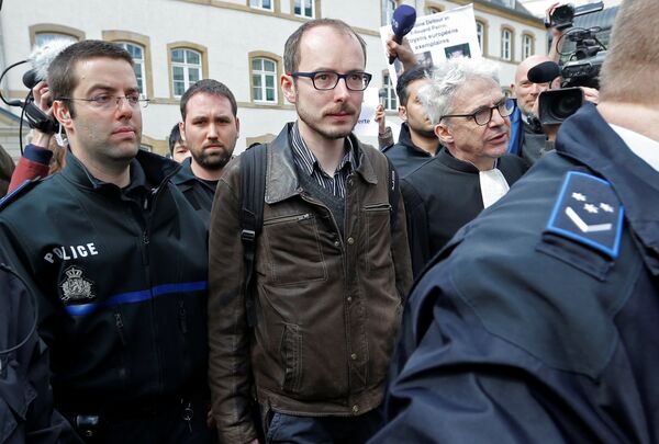 Former PricewaterhouseCoopers employee Antoine Deltour (C) and his lawyer William Bourdon (R) are escorted by police as they leave the court after the first day of the LuxLeaks trial in Luxembourg, April 26, 2016. - Sputnik International