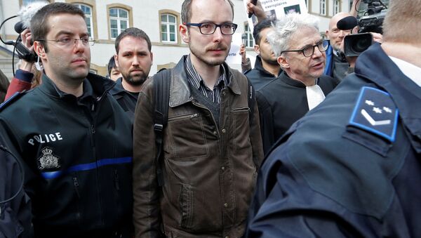 Former PricewaterhouseCoopers employee Antoine Deltour (C) and his lawyer William Bourdon (R) are escorted by police as they leave the court after the first day of the LuxLeaks trial in Luxembourg, April 26, 2016. - Sputnik International